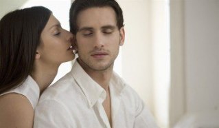 Gigant bodibilder sport zalida jinsiy aloqa qiladi.